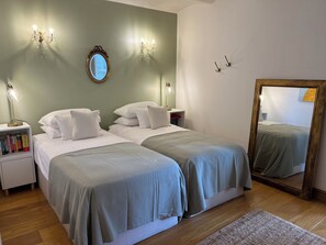 7 Schlafzimmer, Zimmersafe, Schreibtisch, Bügeleisen/Bügelbrett