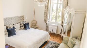 7 dormitorios, caja fuerte, escritorio y tabla de planchar con plancha