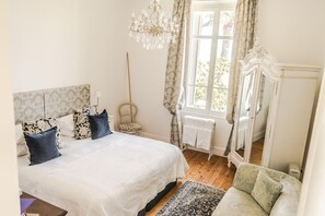 7 chambres, coffres-forts dans les chambres, bureau