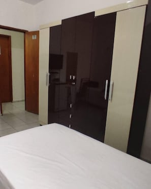 Allergitestade sängkläder, skrivbord och arbetsyta för laptop