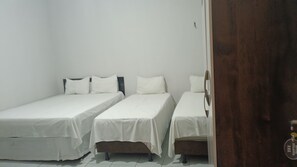 Basic Quadruple Room | Hypo-allergenic bedding, desk, laptop workspace, free WiFi - HOTEL ATLANTA (Paulistana)
