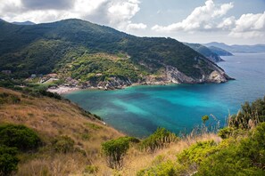 På stranden og solsenger