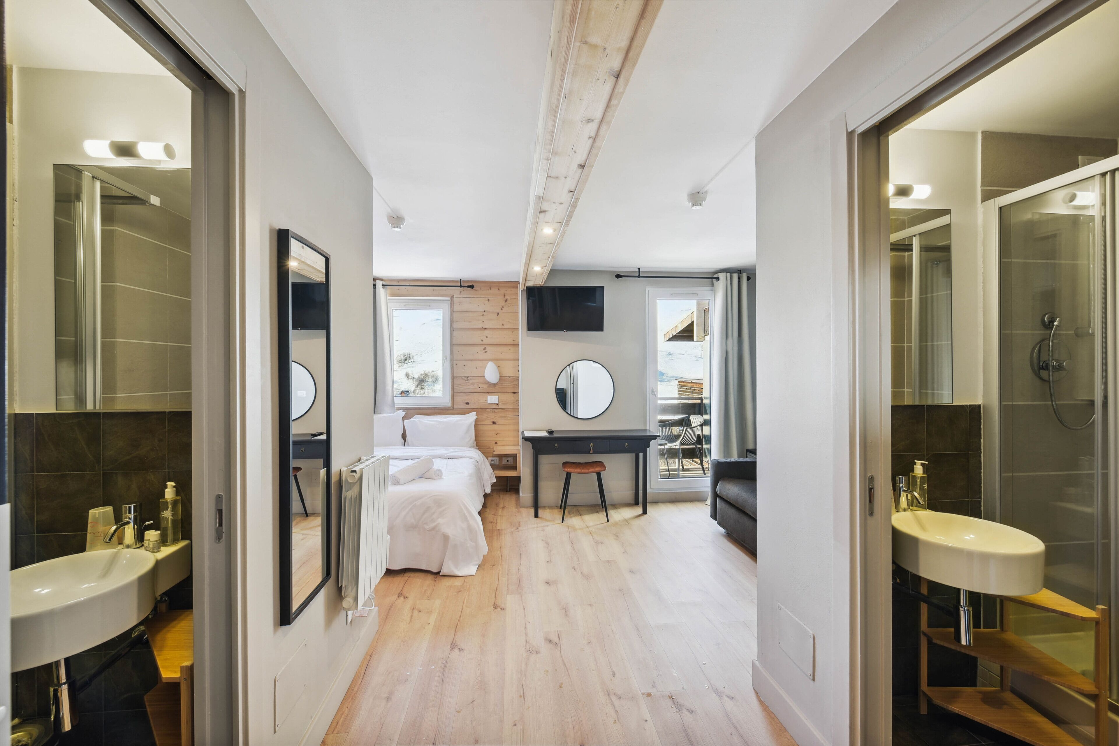 ラグジュアリー ルーム バルコニー マウンテンサイド | セーフティボックス (室内)、客室ごとに異なる装飾、ベビーベッド (無料)、WiFi (無料)