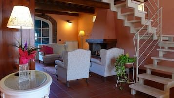 TV, caminetto, libri