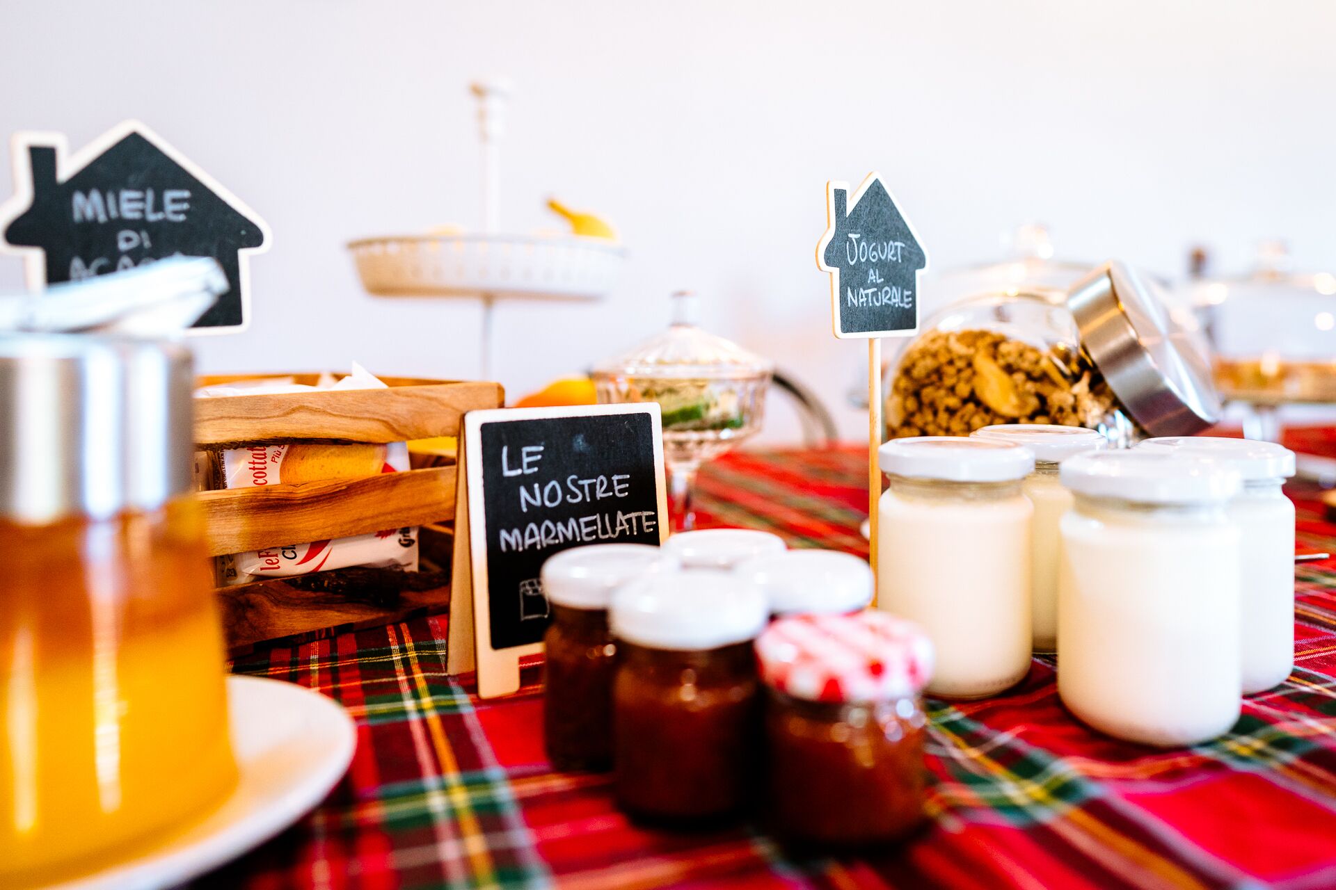 Una mesa de buffet con diferentes alimentos y etiquetas en un idioma extranjero.