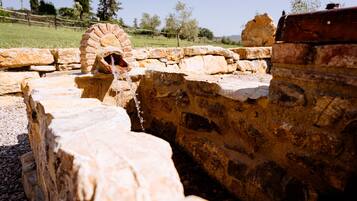 Una antigua estructura de piedra con un canal central de agua.