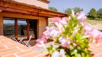 Comfort-Zimmer, 1 King-Bett, Talblick, Erdgeschoss | Terrasse/Patio