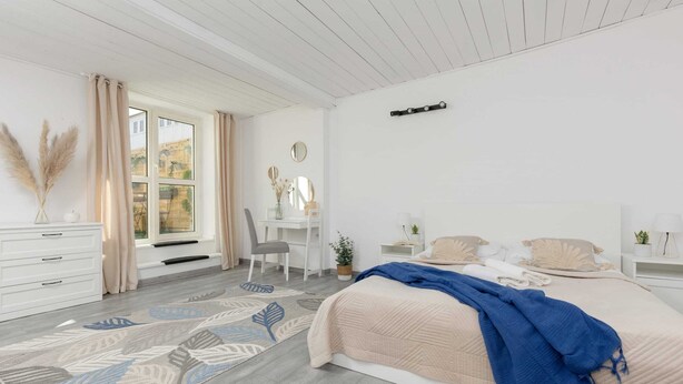 A bedroom with a bed, a desk, and a chair. - Spacious Apartment in Zoliborz | Terrace | Workspace (Warszawa)