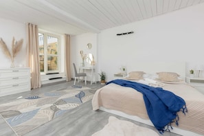 A bedroom with a bed, a desk, and a chair. - Warsaw | 32A Adama Mickiewicza | Cosy Apartment | Terrace (Warszawa)