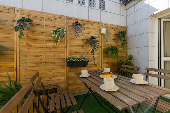 Outdoor dining - Mickiewicza 32A | Warsaw | Apartment Warsaw | Terrace (Warszawa)