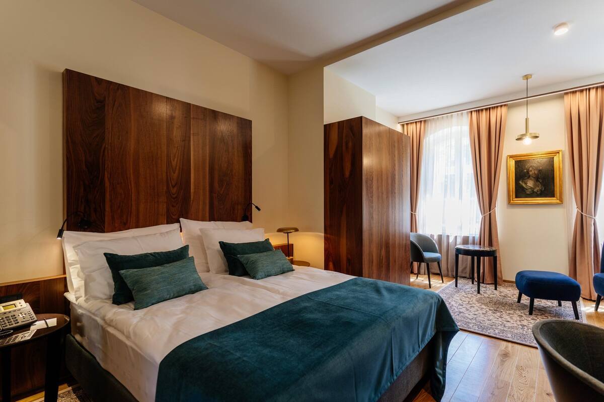 Hypo-allergenic bedding, desk, free WiFi, bed sheets