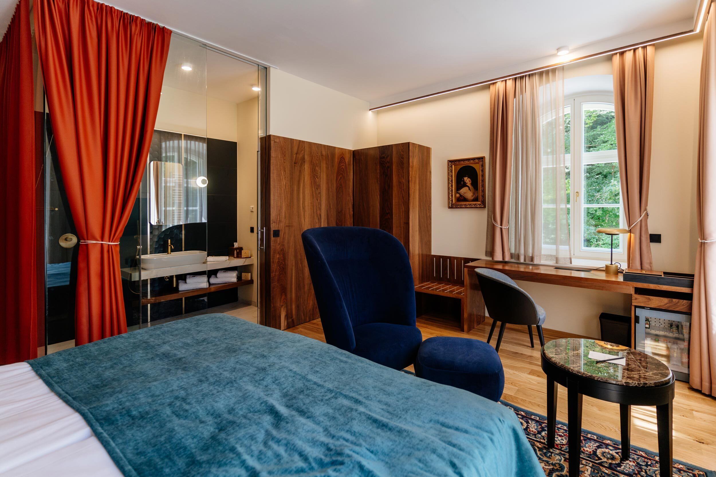 Une chambre à coucher moderne avec un lit, un bureau et une chaise.