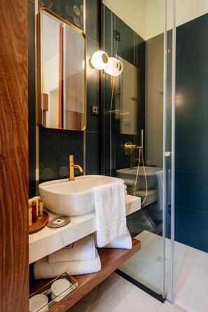 Chambre Double Supérieure, 1 très grand lit | Salle de bain