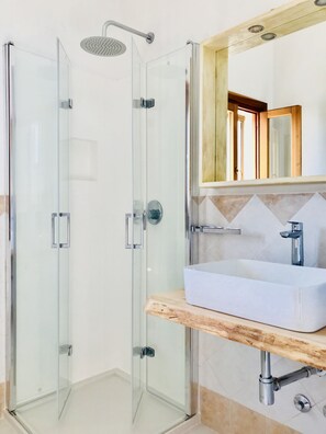 Douche, sèche-cheveux, bidet, serviettes fournies