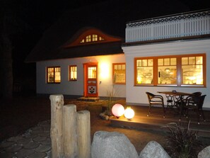 Outdoor dining - Vacations under the thatch***** quiet, retro-look apartment in the center of Wieck  (Wieck a. Darß)