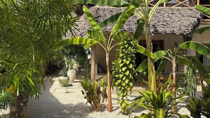Caja de seguridad en la habitación y ropa de cama 