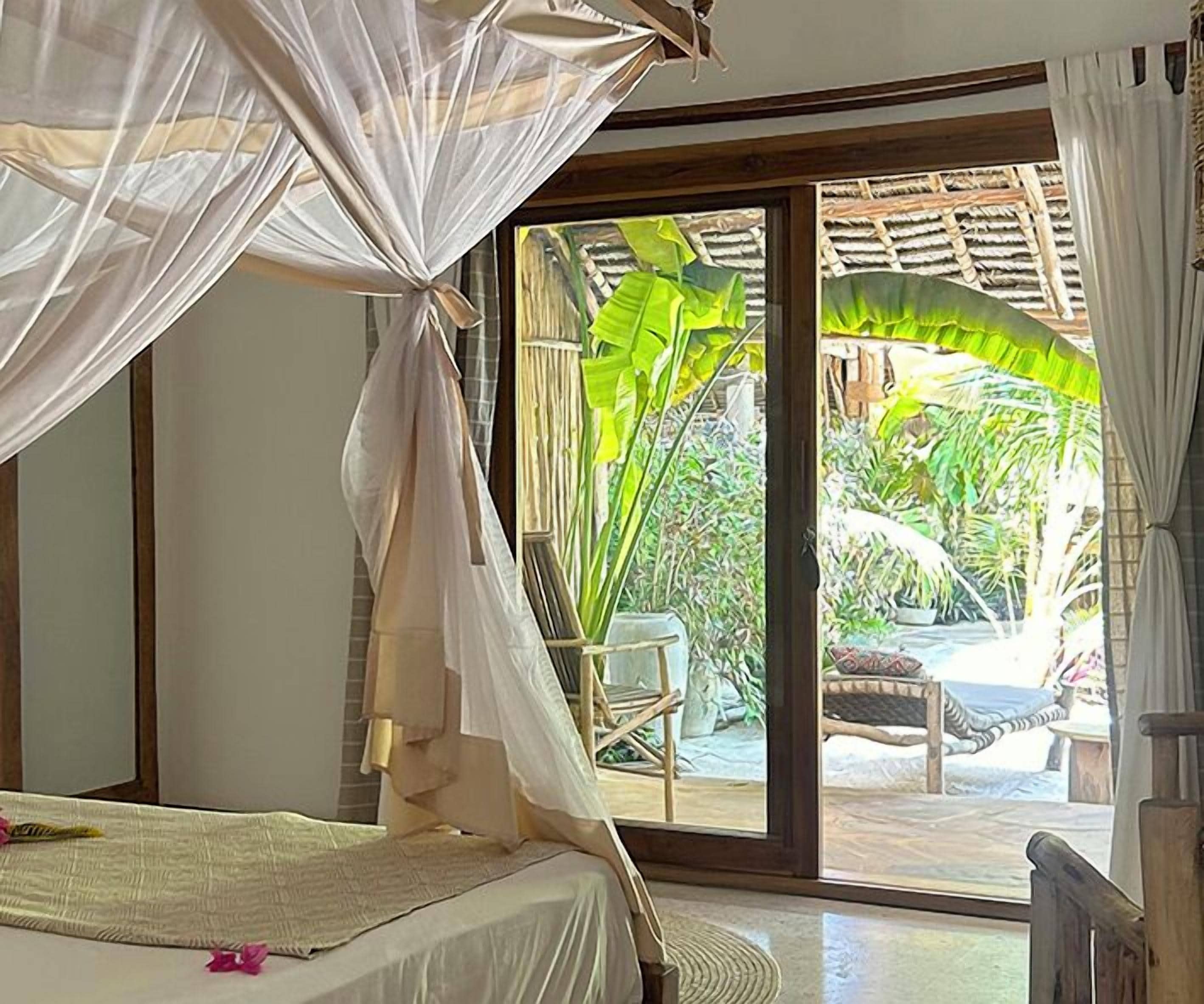 خزنة داخل الغرفة وملاءات أسرّة