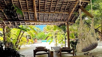 Quarto casal luxo, 1 quarto, para não fumantes, vista para a piscina | Cofres nos quartos, roupa de cama