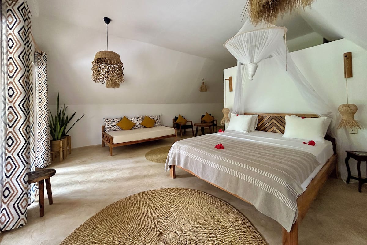 Deluxe Triple Room, 1 Bedroom, Non Smoking, Garden View | In-room safe, bed sheets