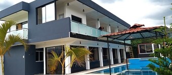 Private vacation home with mountain views -Pool-BBQ