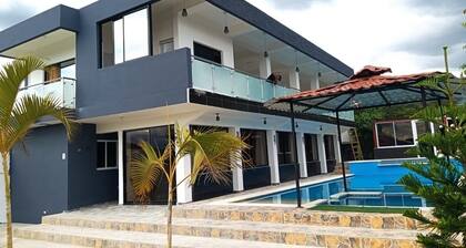 Private vacation home with mountain views -Pool-BBQ