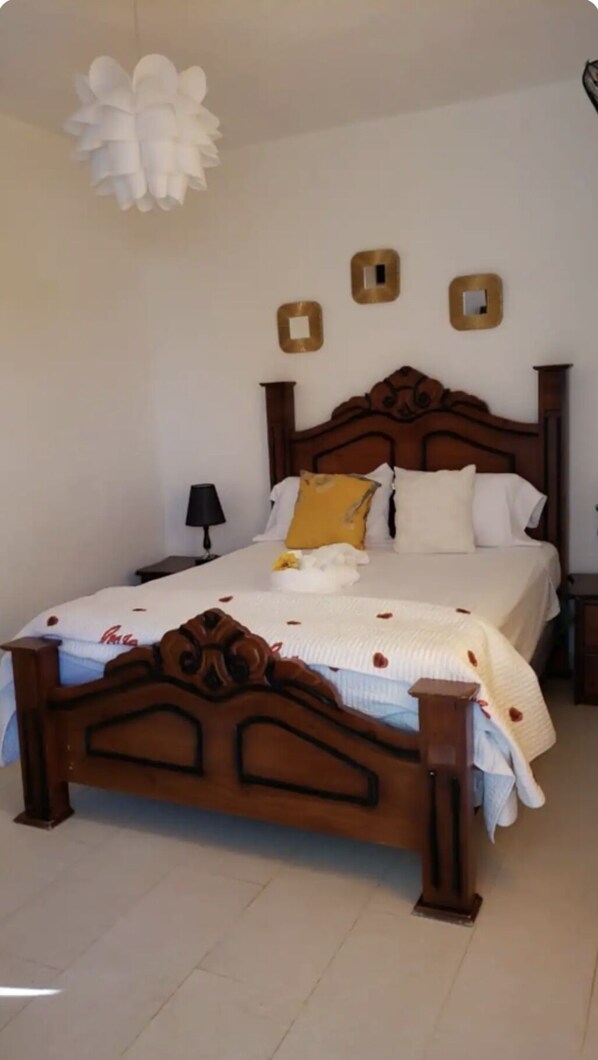 4 habitaciones, escritorio, tabla de planchar con plancha y wifi gratis 