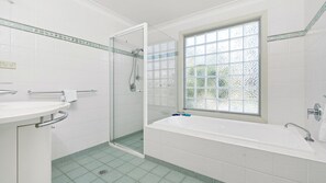 Bathtub, hair dryer, towels - Sea Dream, Culburra Beach (Culburra Beach)