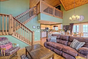 Smart TV, fireplace, offices - Nantahala Treehouse by Chatuge Home Concierge | Mountain Views · Deck Fire Pit (Hayesville)