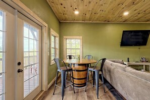 Smart TV, fireplace, offices - Nantahala Treehouse by Chatuge Home Concierge | Mountain Views · Deck Fire Pit (Hayesville)