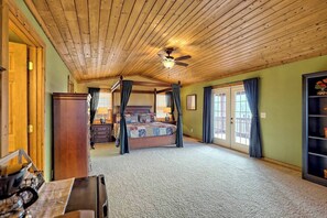 4 bedrooms, desk, iron/ironing board, free WiFi