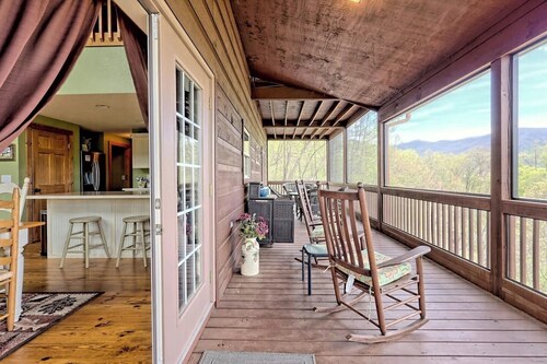 Nantahala Treehouse by Chatuge Home Concierge | Mountain Views · Deck Fire Pit