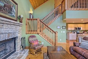 Smart TV, chimenea y oficina 