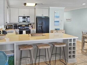 Kylskåp, mikrovågsugn, ugn och spishäll