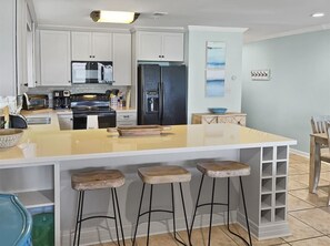 Réfrigérateur, four à micro-ondes, un four, surface de cuisson