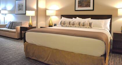 Relax or Explore! Northern Escape Cottage Condo - Country Club!