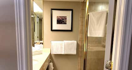 Relax or Explore! Northern Escape Cottage Condo - Country Club!