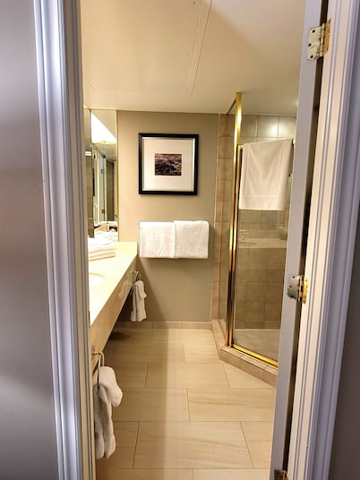 Relax or Explore! Northern Escape Cottage Condo - Country Club!