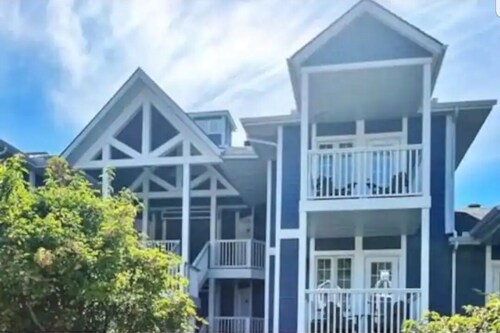 Relax or Explore! Northern Escape Cottage Condo - Country Club!