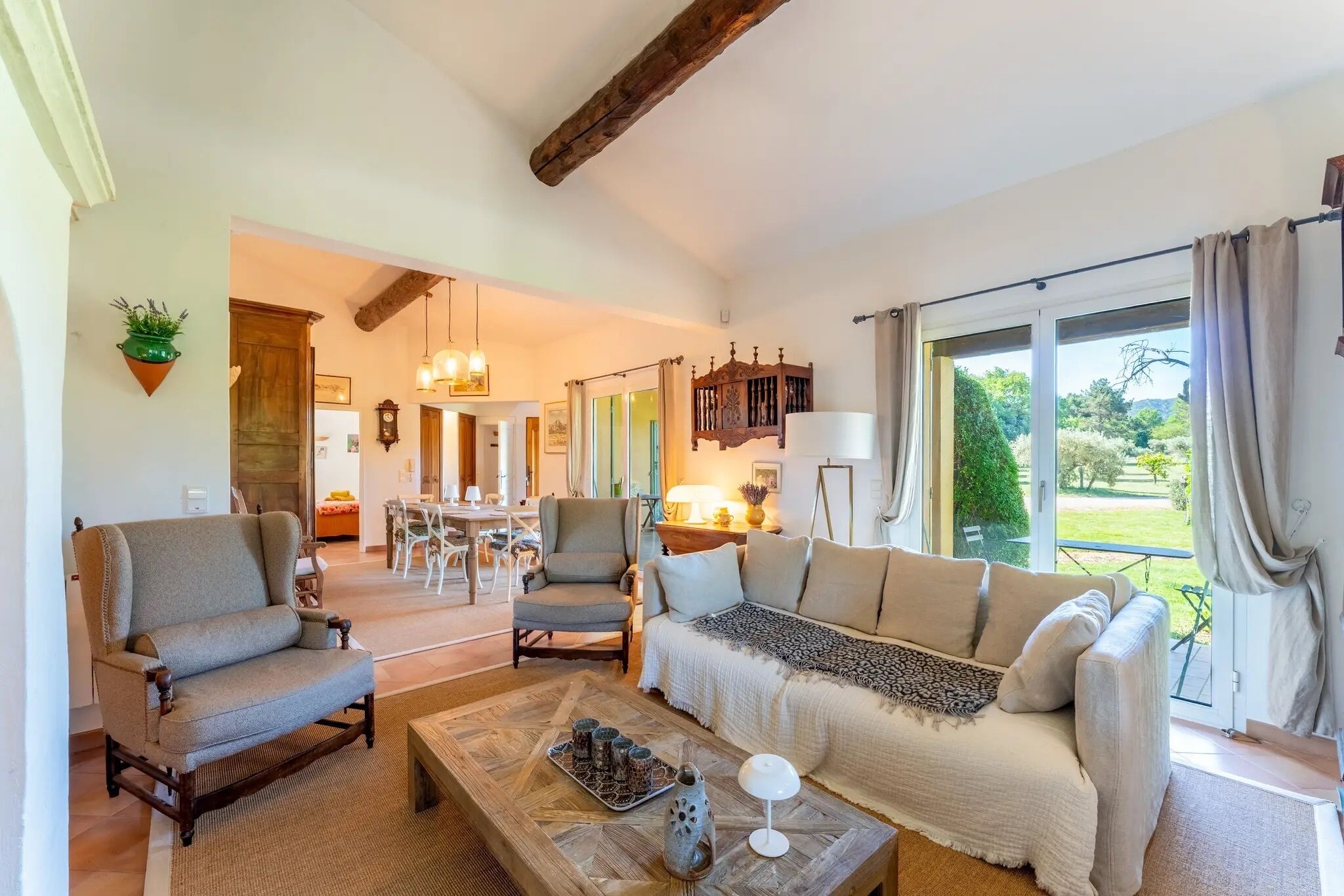 Smart-TV, Kamin, DVD-Player, Bücher