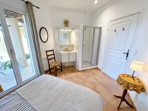 4 bedrooms, desk, iron/ironing board, travel cot