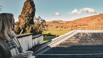 Luksus-dobbeltrom, 1 kingsize-seng med sovesofa, balkong, utsikt mot høyde | Terrasse/patio