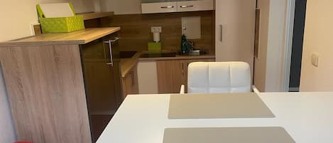 Kühlschrank, Ofen, Herdplatte, Wasserkocher mit Kaffee-/Teezubehör