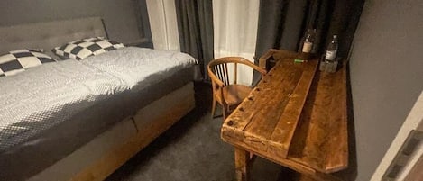 1 habitación, escritorio, tabla de planchar con plancha y wifi gratis