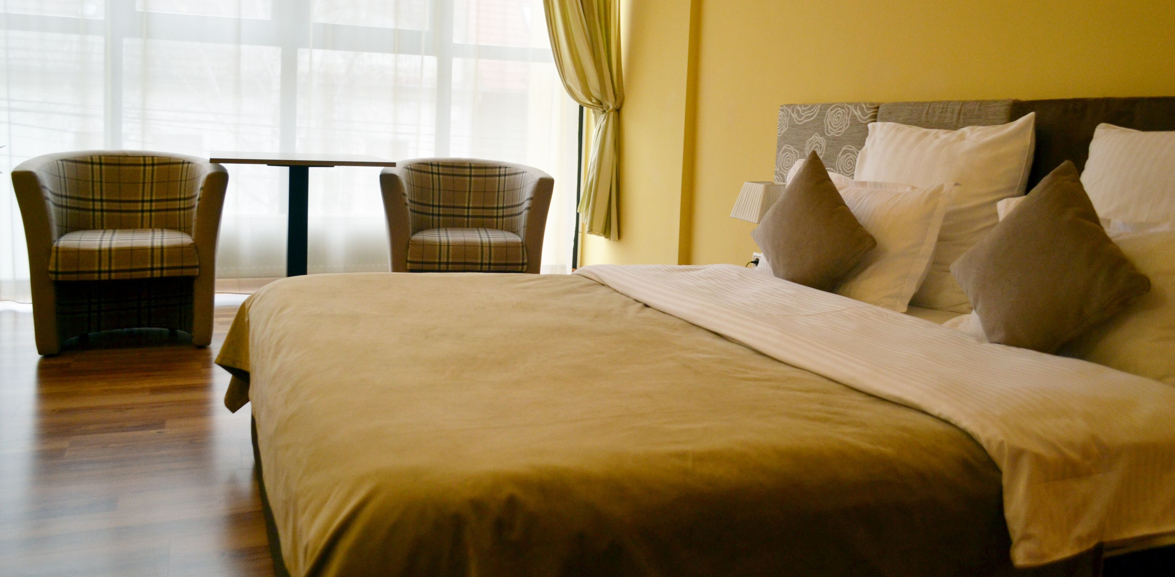 Dobbeltrom – deluxe | Skrivebord, skrivebord for bærbar PC, wi-fi (inkludert) og sengetøy