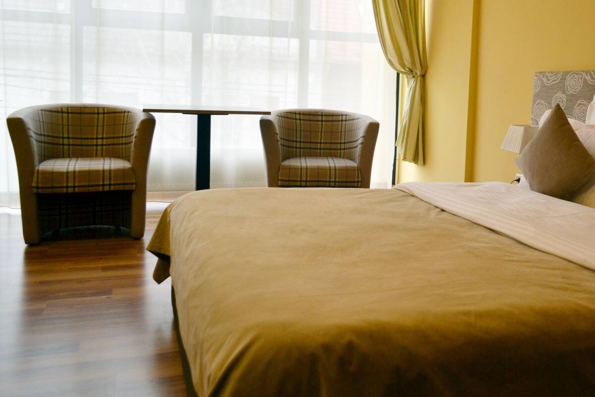 Deluxe Double Room | Desk, laptop workspace, WiFi (free), bed sheets