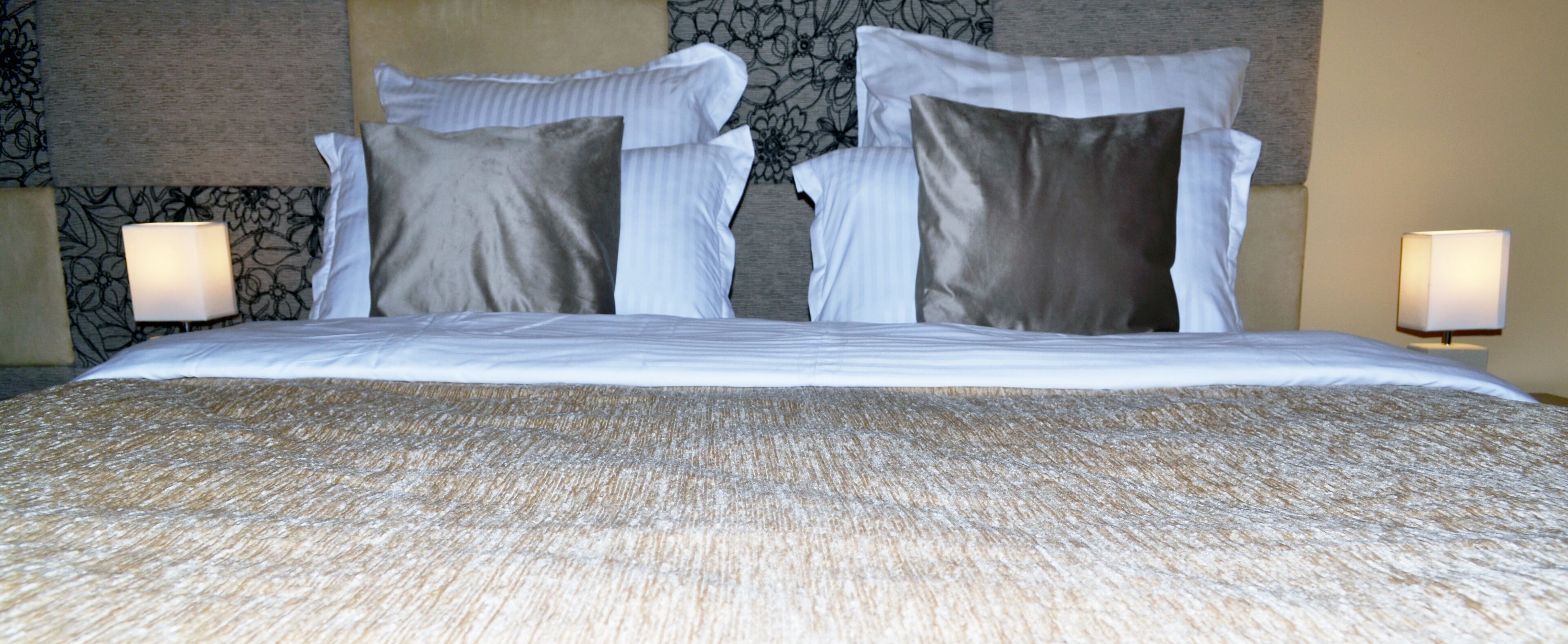 Suite estudio empresarial | Escritorio, espacio para trabajar con laptop y wifi gratis 