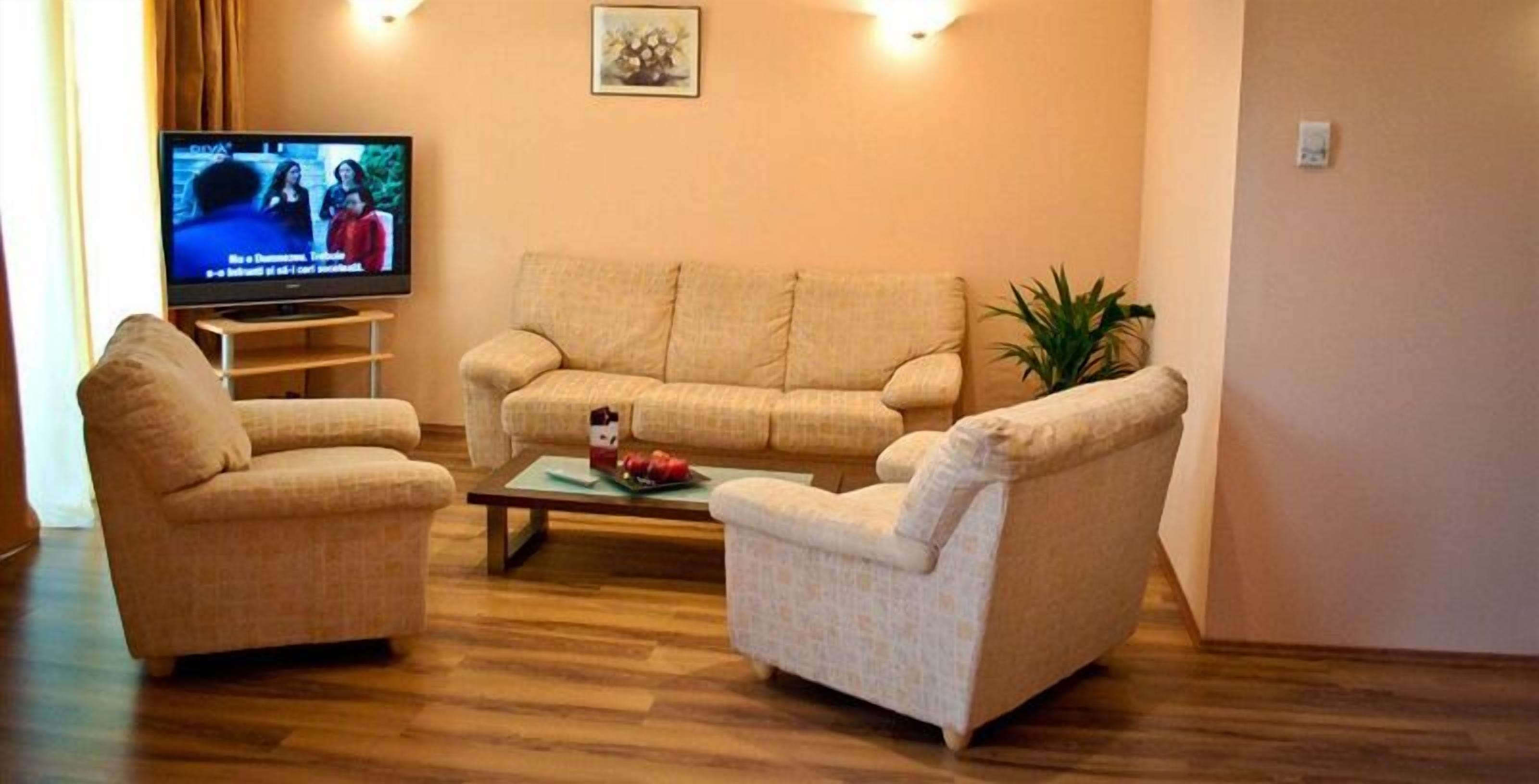 Deluxe penthouse | Woonruimte | Een 70-cm plasmatelevisie met kabelzenders en een televisie