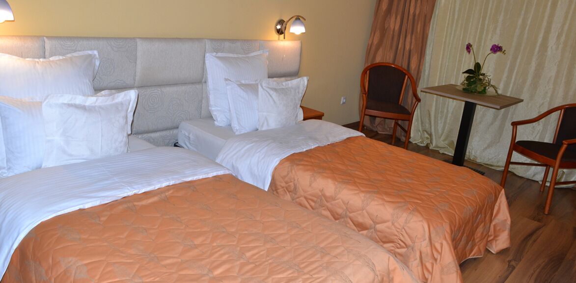 Tomannsrom – business | Skrivebord, skrivebord for bærbar PC, wi-fi (inkludert) og sengetøy