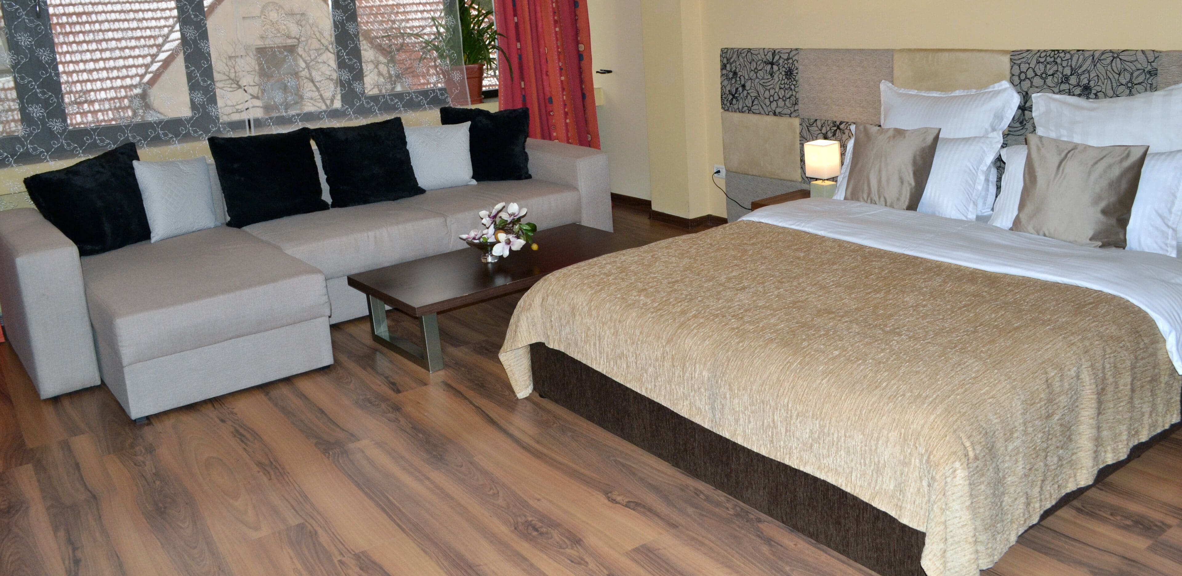 Suite estudio empresarial | Escritorio, espacio para trabajar con laptop y wifi gratis 