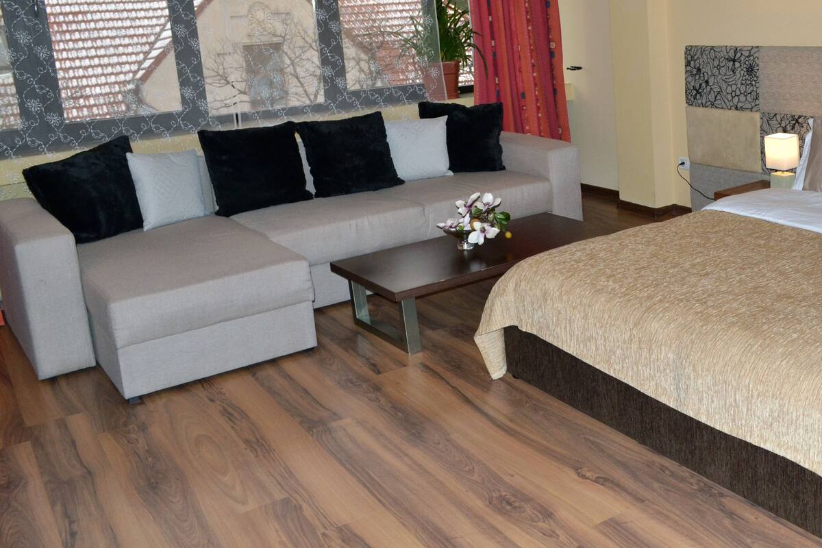 Business Studio Suite | Desk, laptop workspace, WiFi (free), bed sheets
